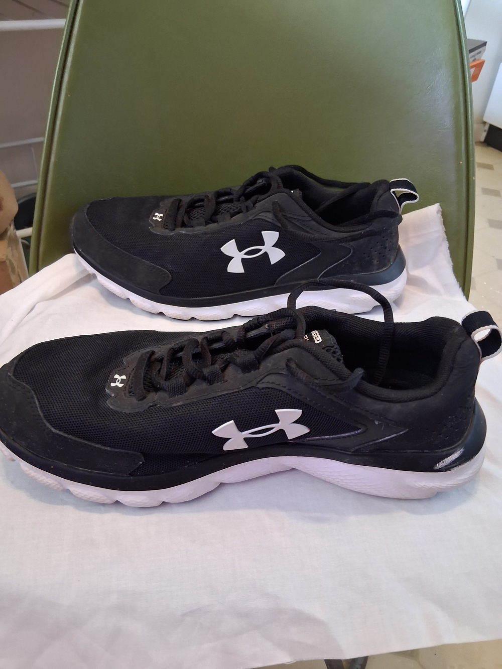 Under Armour Black and White Charged Assert Training Shoes - Picture 3 of 7